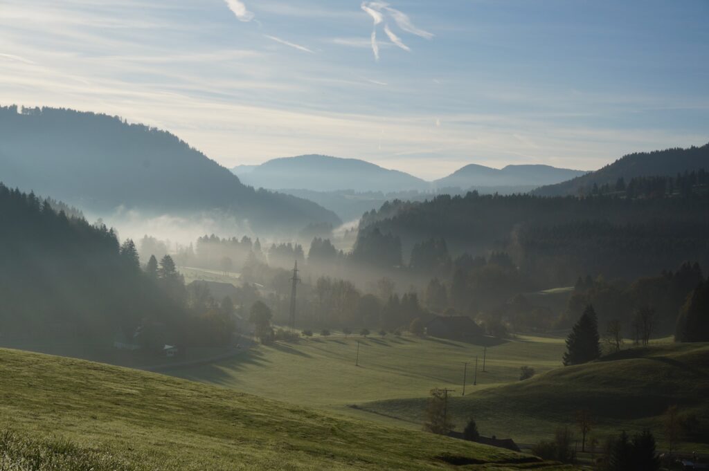Voralpen-Landschaft, Blick ins Tal im Morgennebel